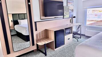 Escritorio, cortinas blackout y tabla de planchar con plancha