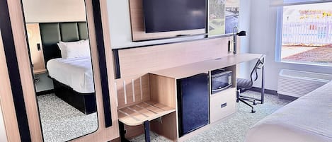 مكتب وستائر تعتيم ومكواة/لوح كي وأسرّة أطفال/رضّع (مجانًا)