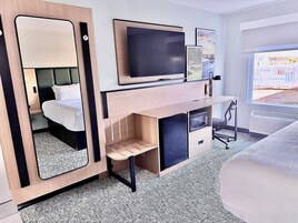 Escritorio, cortinas blackout y tabla de planchar con plancha 