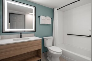 Room, 1 Queen Bed, Non Smoking | Bathroom | Combined shower/tub, free toiletries, hair dryer, towels - Wingate by Wyndham Myrtle Beach At Outlets (Myrtle Beach)