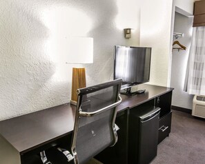 Escritorio, cortinas blackout y tabla de planchar con plancha 