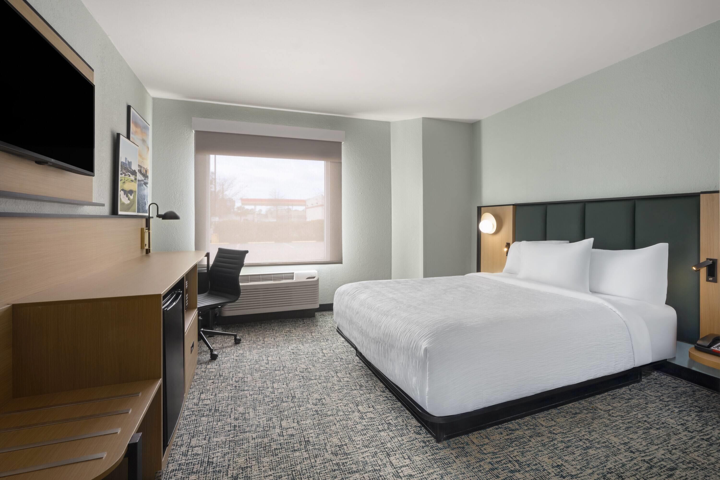 Room, 1 Queen Bed, Hearing Accessible, Non Smoking (Mobility/hearing, Roll-in Shower) | Desk, blackout drapes, iron/ironing board, free cribs/infant beds