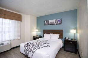 Escritorio, cortinas blackout y tabla de planchar con plancha 