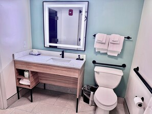 Room, 1 Queen Bed, Non Smoking | Bathroom | Combined shower/tub, free toiletries, hair dryer, towels - Wingate by Wyndham Myrtle Beach At Outlets (Myrtle Beach)