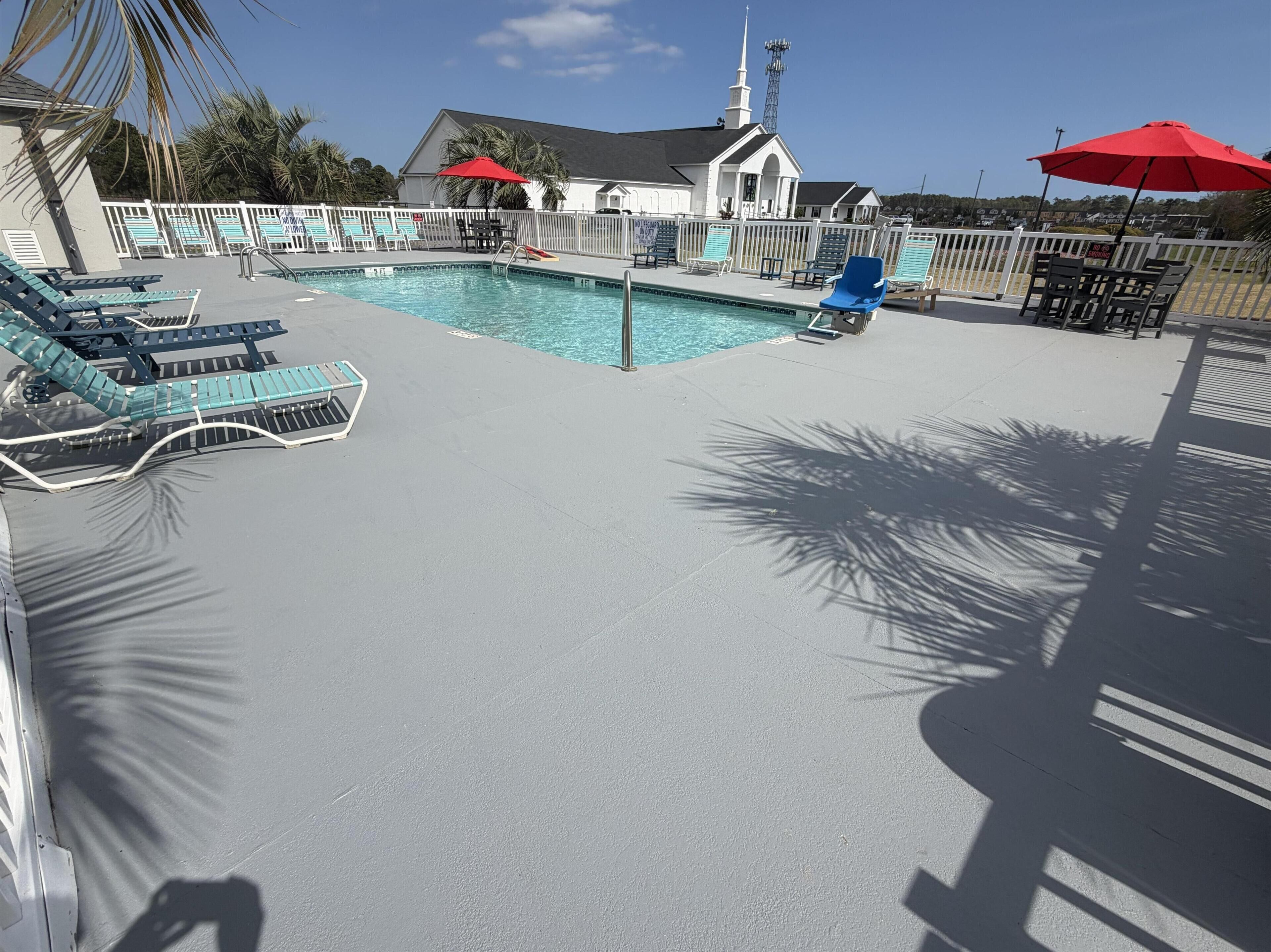 Kolam renang outdoor musiman