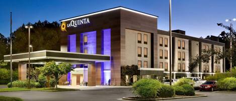 Un hotel de diseño moderno, con una entrada destacada y una fachada bien iluminada.