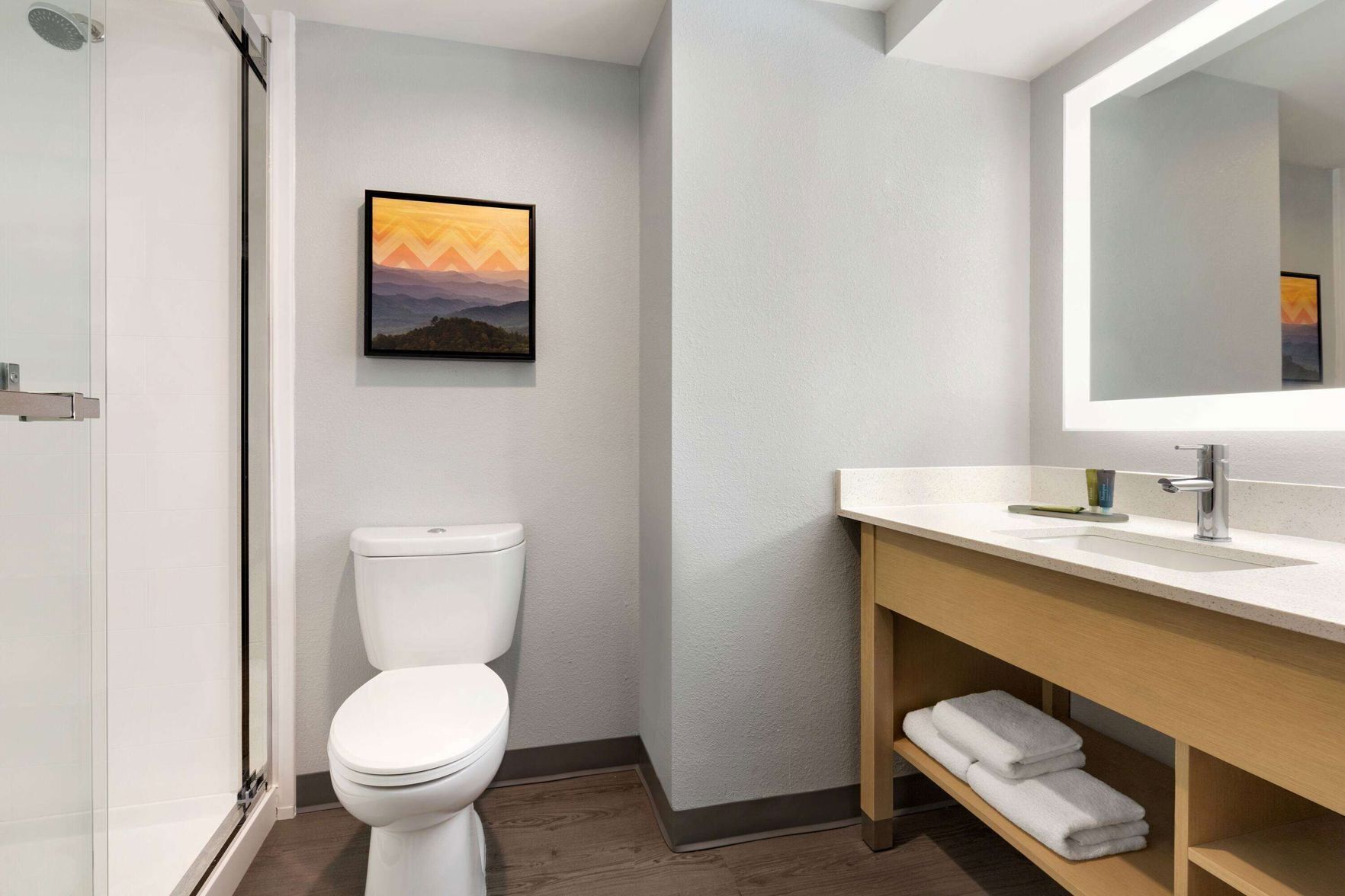 Baño | Artículos de higiene personal gratuitos, secador de pelo y toallas