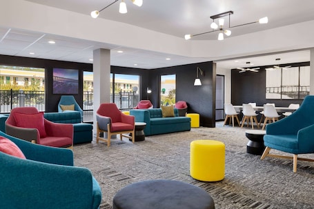 Lobby. La Quinta Inn & Suites by Wyndham Selma/Smithfield I-95