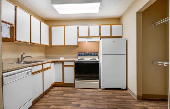 Fridge, microwave, stovetop, dishwasher