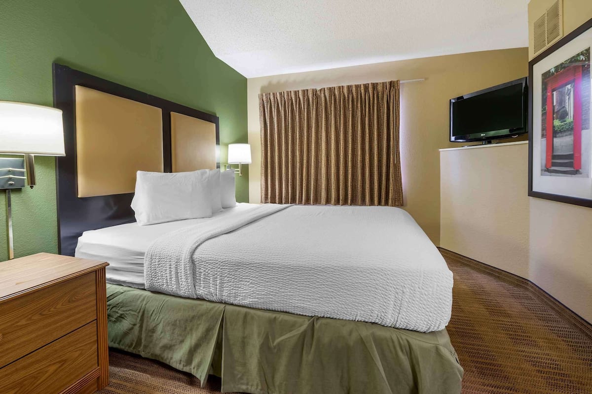 Suite, 1 Tempat Tidur Queen dengan tempat tidur Sofa, Bebas Asap Rokok | Meja kerja, setrika/meja setrika, dan Wi-Fi gratis