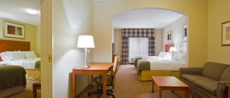 Ropa de cama hipoalergénica y caja de seguridad en la habitación