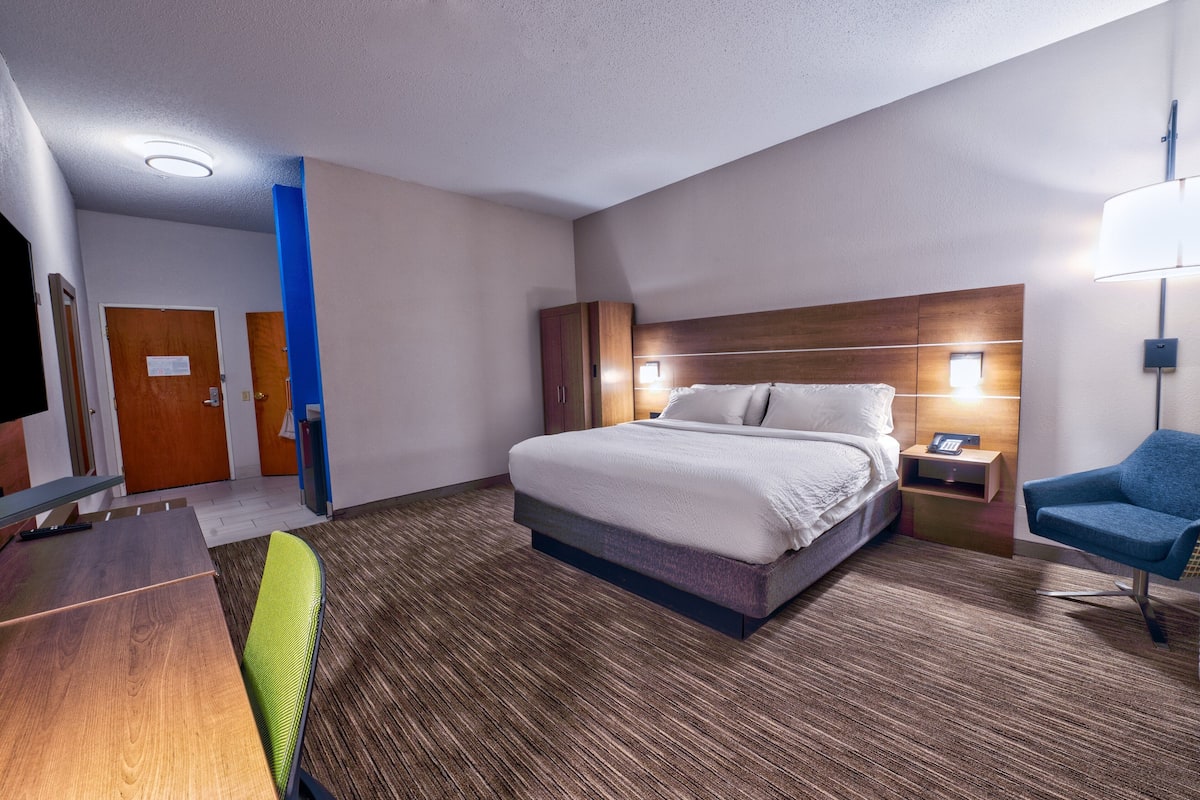 Hypo-allergenic bedding, in-room safe, desk, iron/ironing board