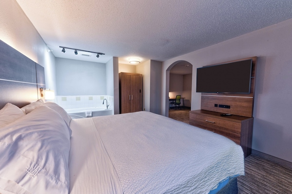Suite, 1 King Bed with Sofa bed, Jetted Tub | Premium bedding, pillowtop beds, in-room safe, desk