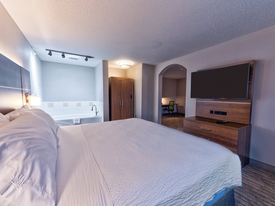 Hypo-allergenic bedding, in-room safe, desk, iron/ironing board