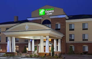 Un hotel Holiday Inn Express & Suites con entrada cubierta y fachada de ladrillo.