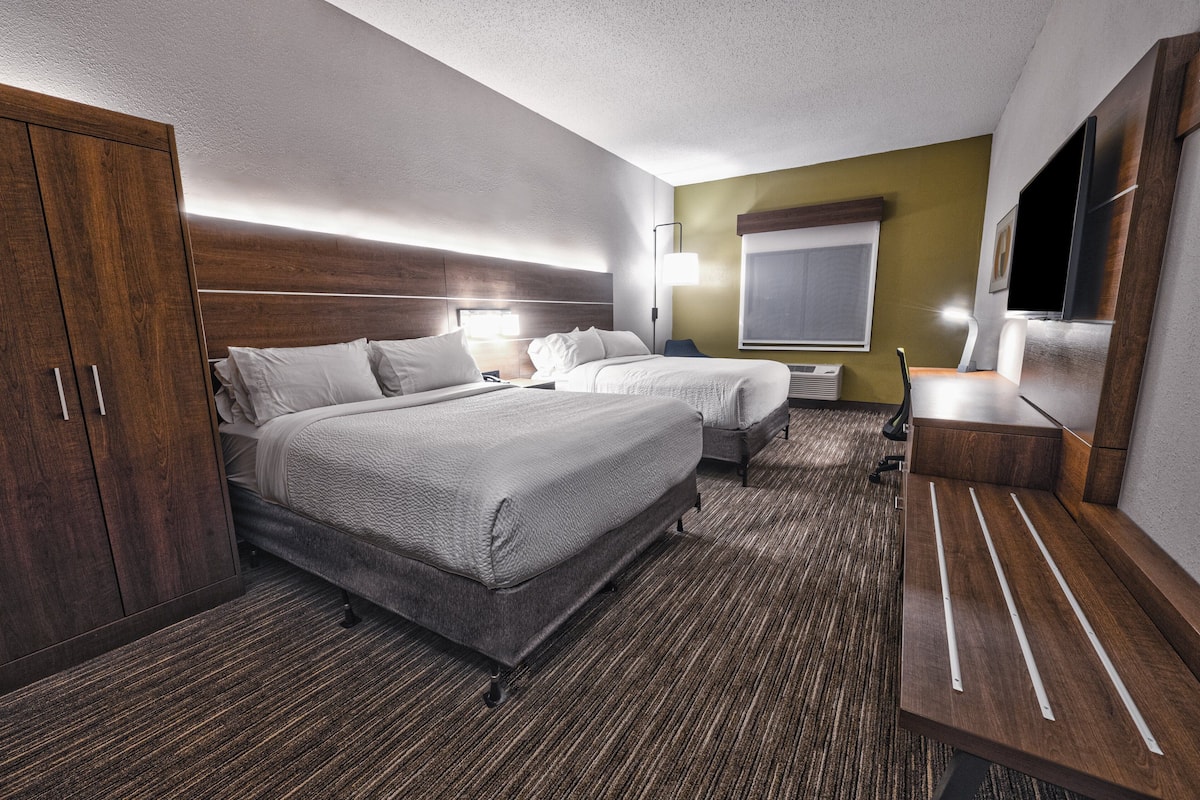 Hypo-allergenic bedding, in-room safe, desk, iron/ironing board