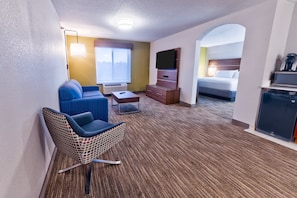 Suite, 1 King Bed, Jetted Tub | Hypo-allergenic bedding, in-room safe, desk, iron/ironing board