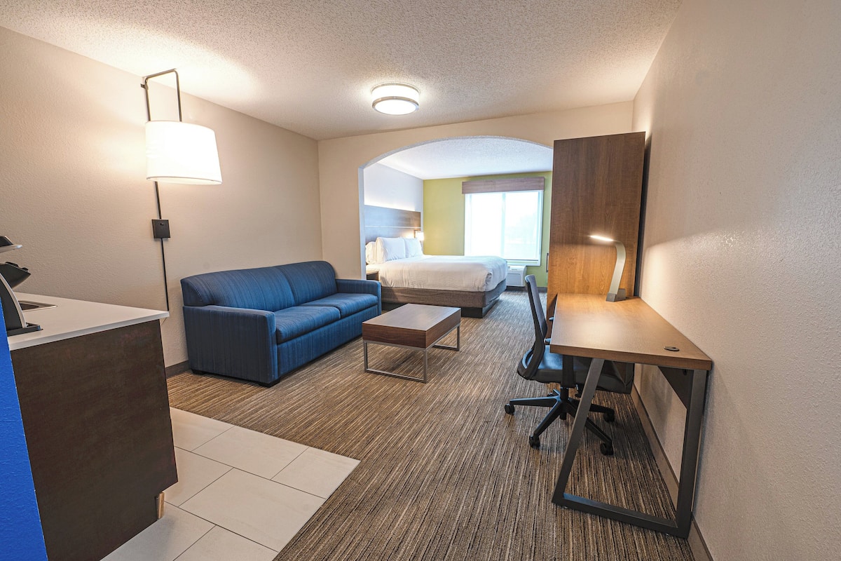 Ropa de cama hipoalergénica y caja de seguridad en la habitación