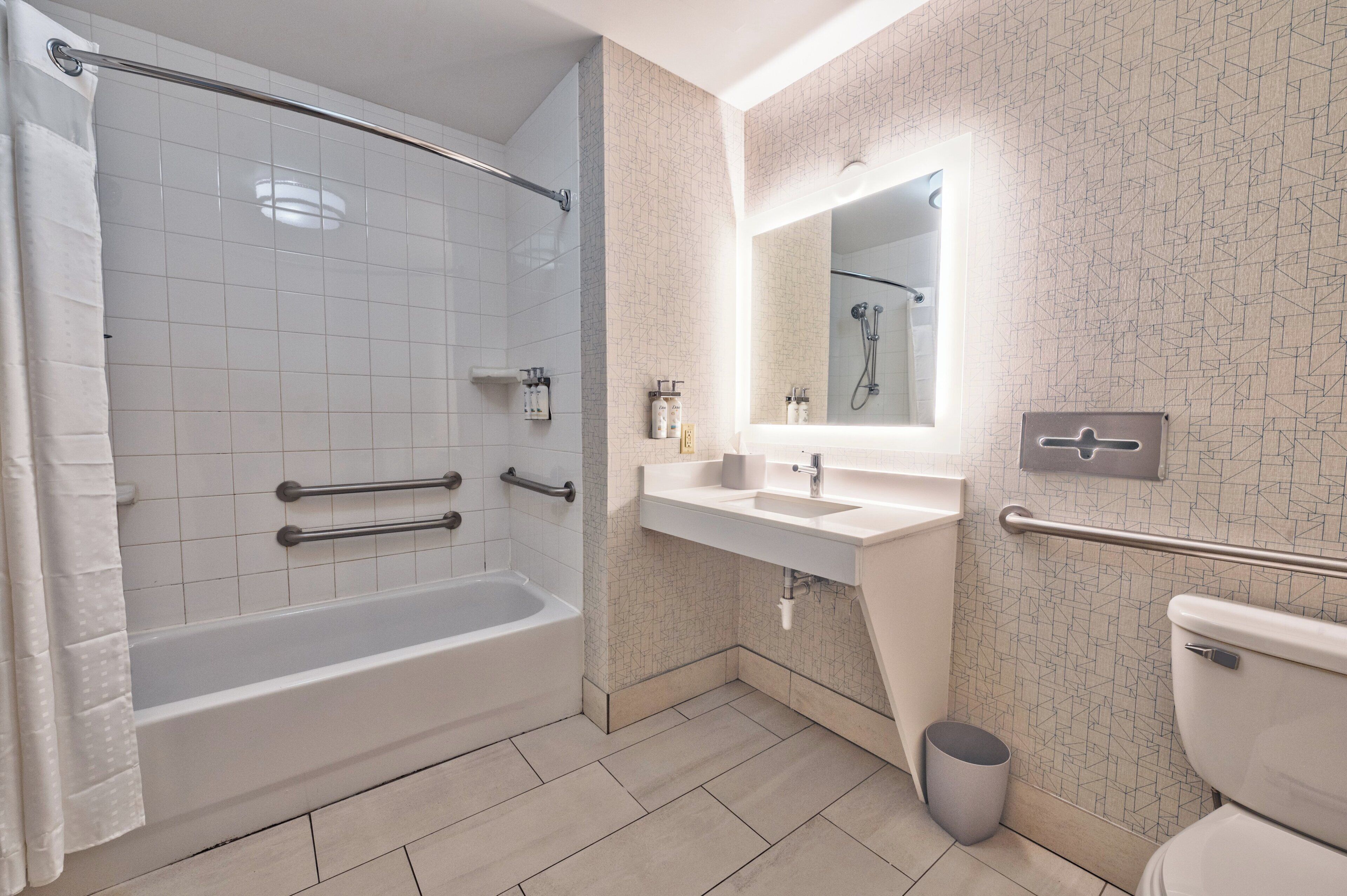 Une salle de bain moderne avec une baignoire, un lavabo et des toilettes.