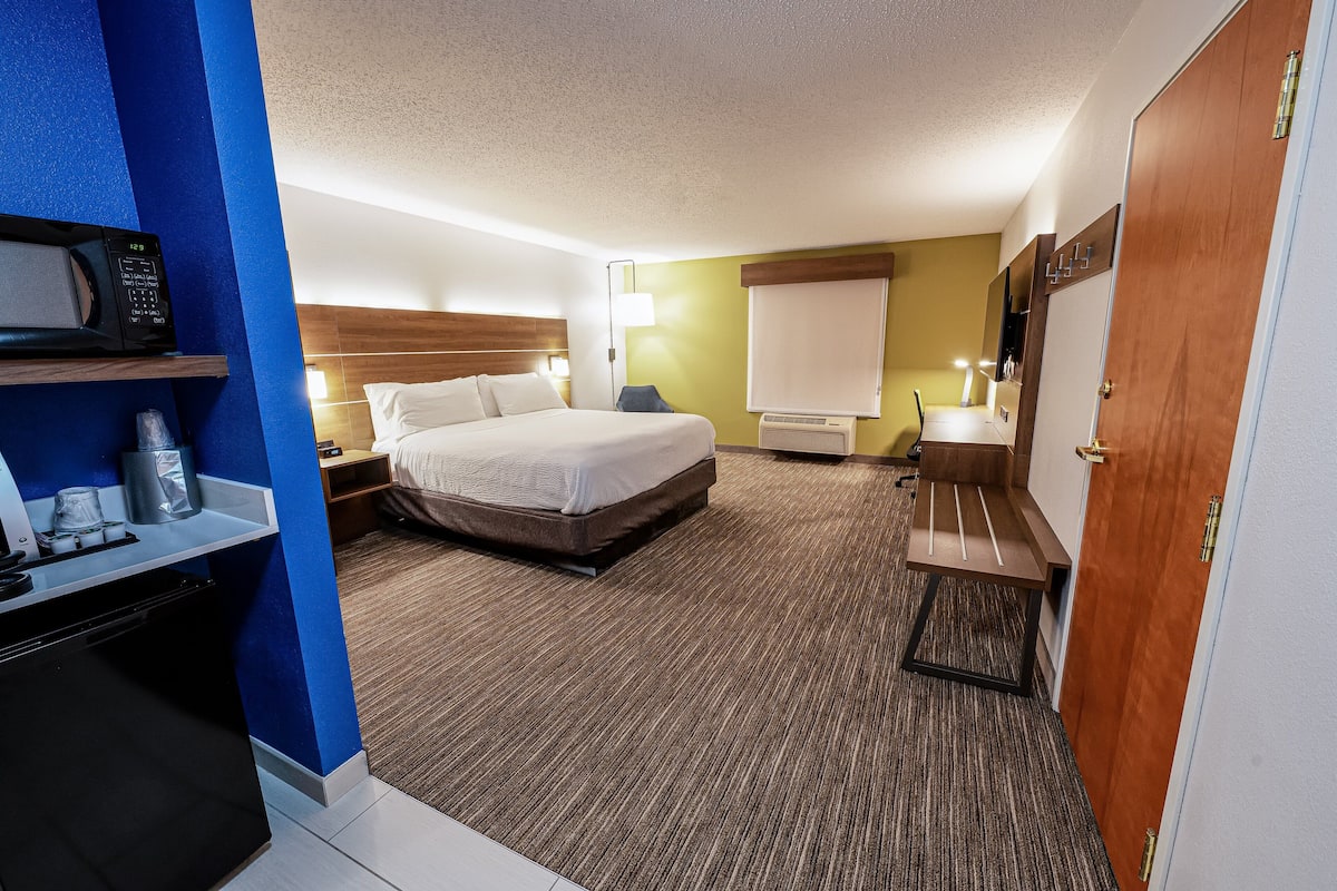 Ropa de cama hipoalergénica y caja de seguridad en la habitación