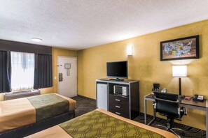 Chambre, 2 lits doubles, accessible aux personnes à mobilité réduite, non-fumeurs | Bureau, rideaux occultants, fer et planche à repasser