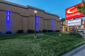 A hotel with a large sign reading "EconoLodge" and a sign for "COMFY ROOMS & RATES" in front. - Econo Lodge Hesperia - Victorville I-15 (Hesperia)