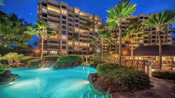 3 ulkouima-allasta, aurinkotuoleja