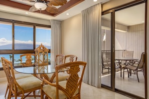 Room, 1 Bedroom, Ocean View (Plus Den) | In-room dining
