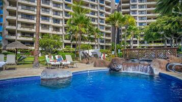 3 utendørsbassenger og solsenger