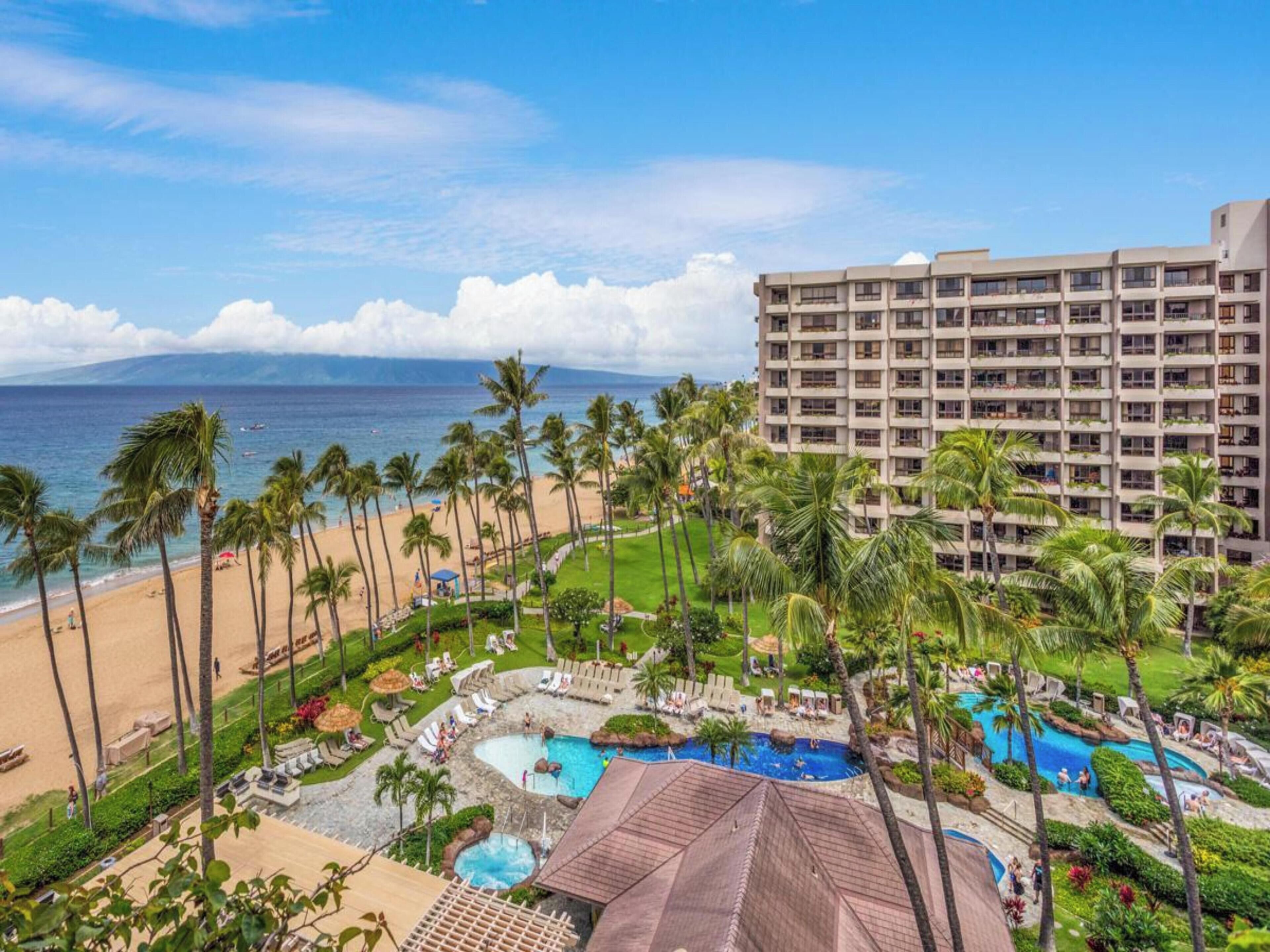 Ein Hotel mit Poolbereich, Strand und Meerblick.