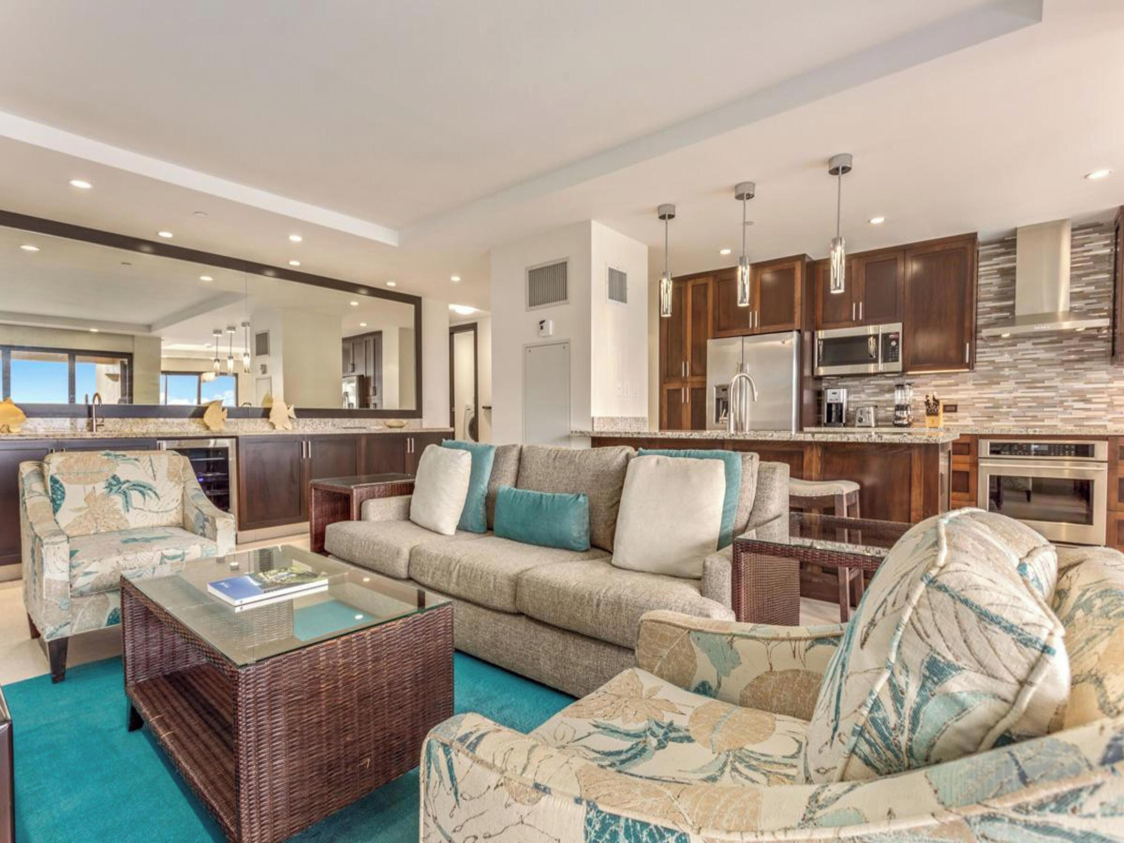 Una sala moderna con sofá, mesa de centro y mesita auxiliar de mimbre.