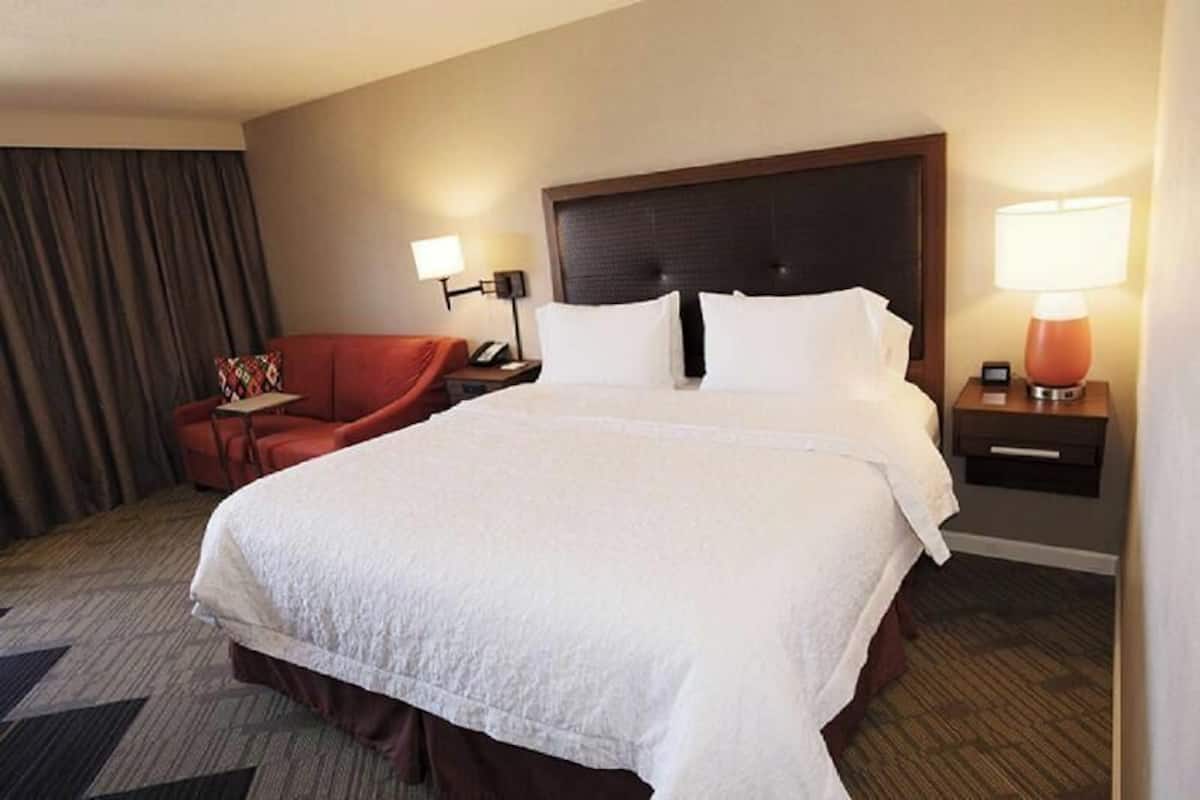 Premium bedding, desk, iron/ironing board, free WiFi