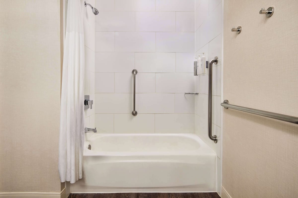 Zimmer, 1 King-Bett, barrierefrei, Badewanne (Non Smoking) | Dusche im Bad