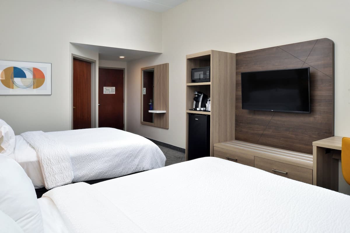 Peralatan tempat tidur premium, peti besi dalam bilik, meja
