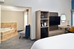 Suite, 1 kingsize-seng, massasjebadekar | Sengetøy av topp kvalitet, safe på rommet og skrivebord