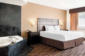 Suite, 1 kingsize-seng, ikke-røyk, massasjebadekar | Sengetøy av topp kvalitet, skrivebord og strykejern/-brett