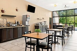 Café da manhã continental grátis todos os dias