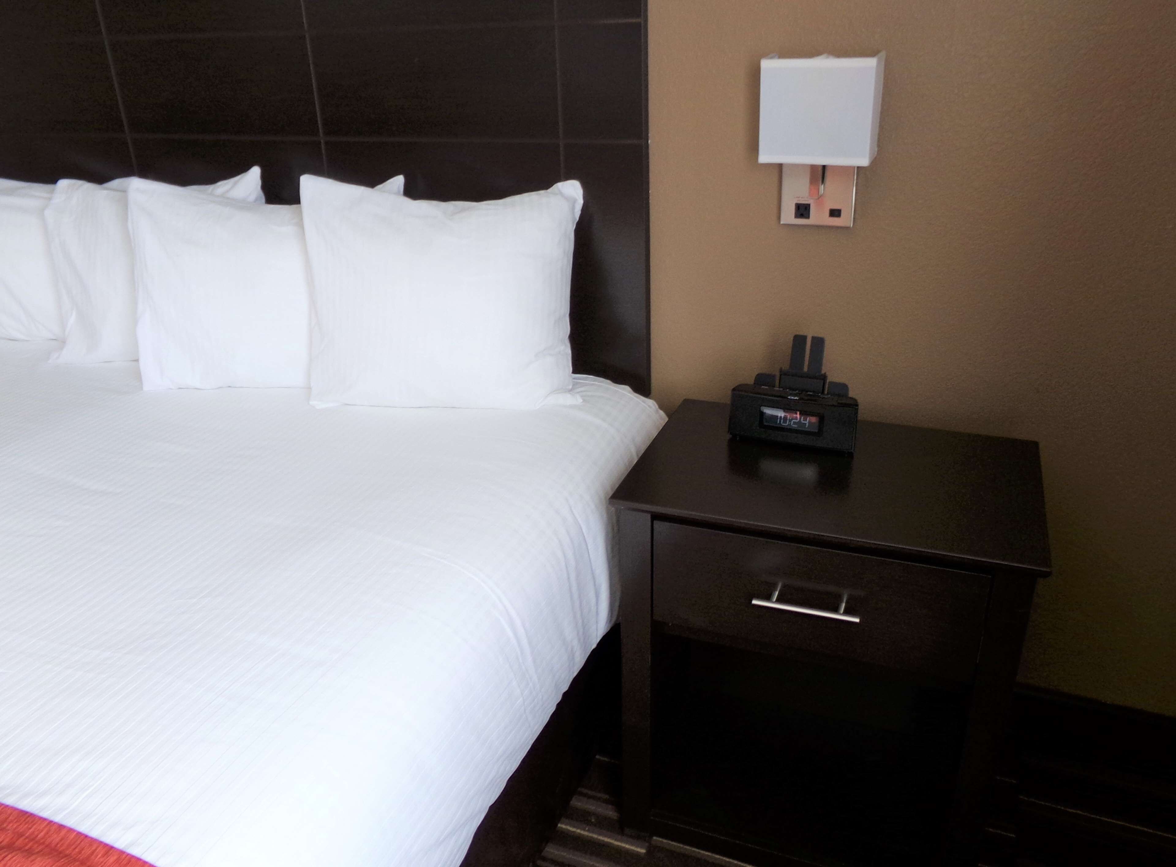 Premium bedding, desk, iron/ironing board, free cribs/infant beds