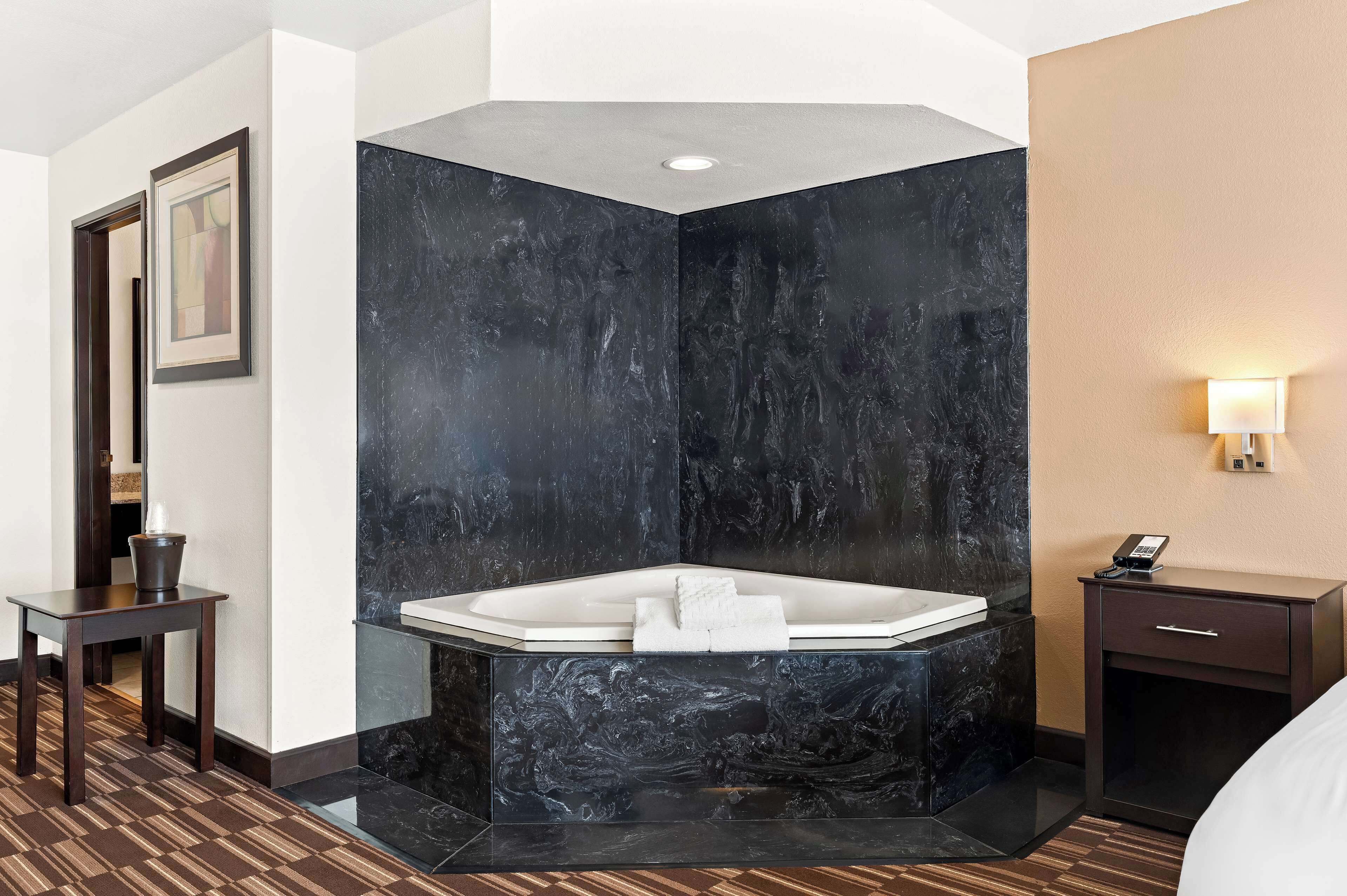 スイート キングベッド 1 台 禁煙 ジェットバス | 高級寝具、デスク、アイロン / アイロン台、ベビーベッド (無料)