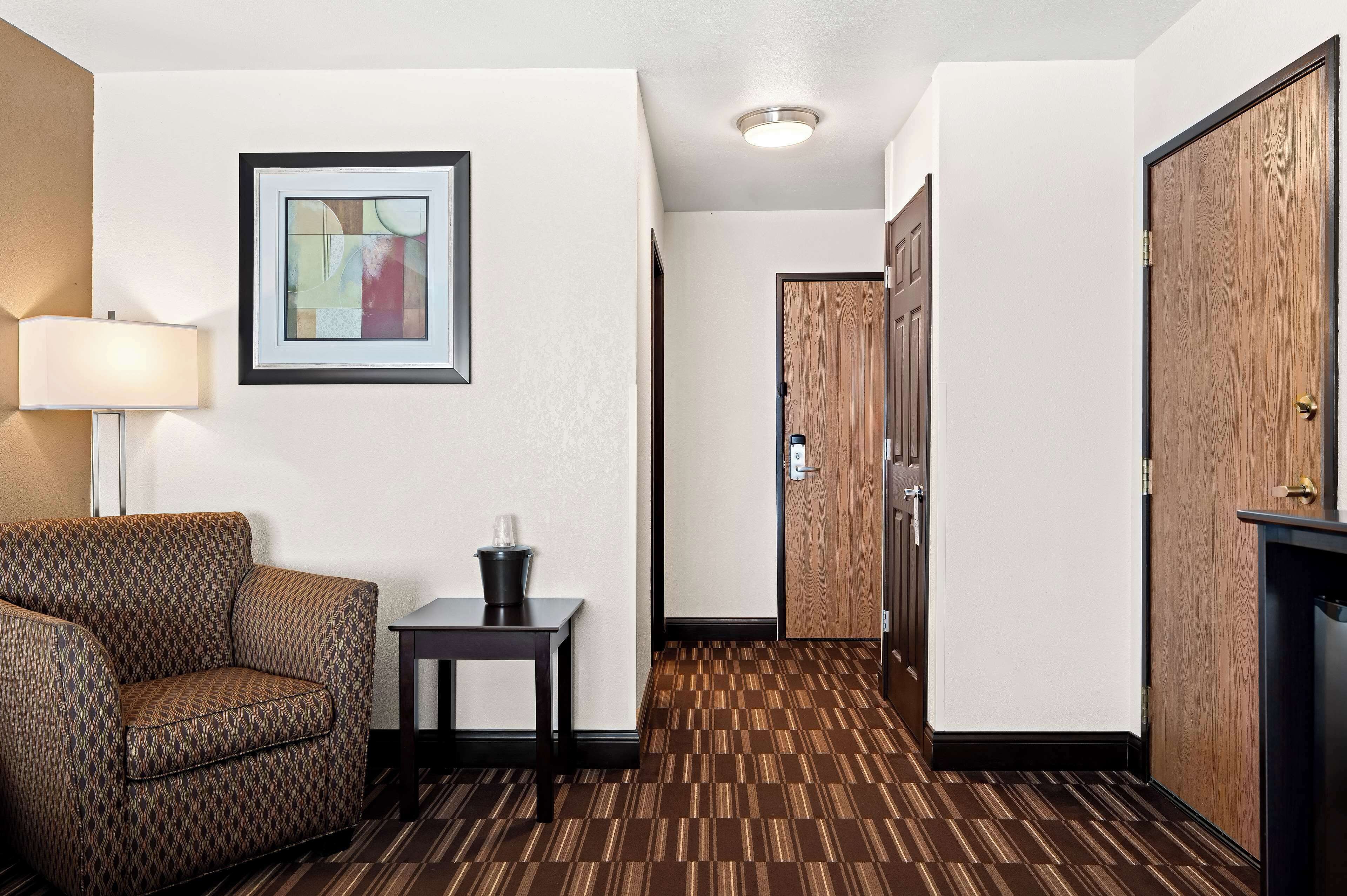 Standard Room, 1 Queen Bed, Non Smoking, Refrigerator & Microwave | Premium bedding, desk, iron/ironing board, free cribs/infant beds