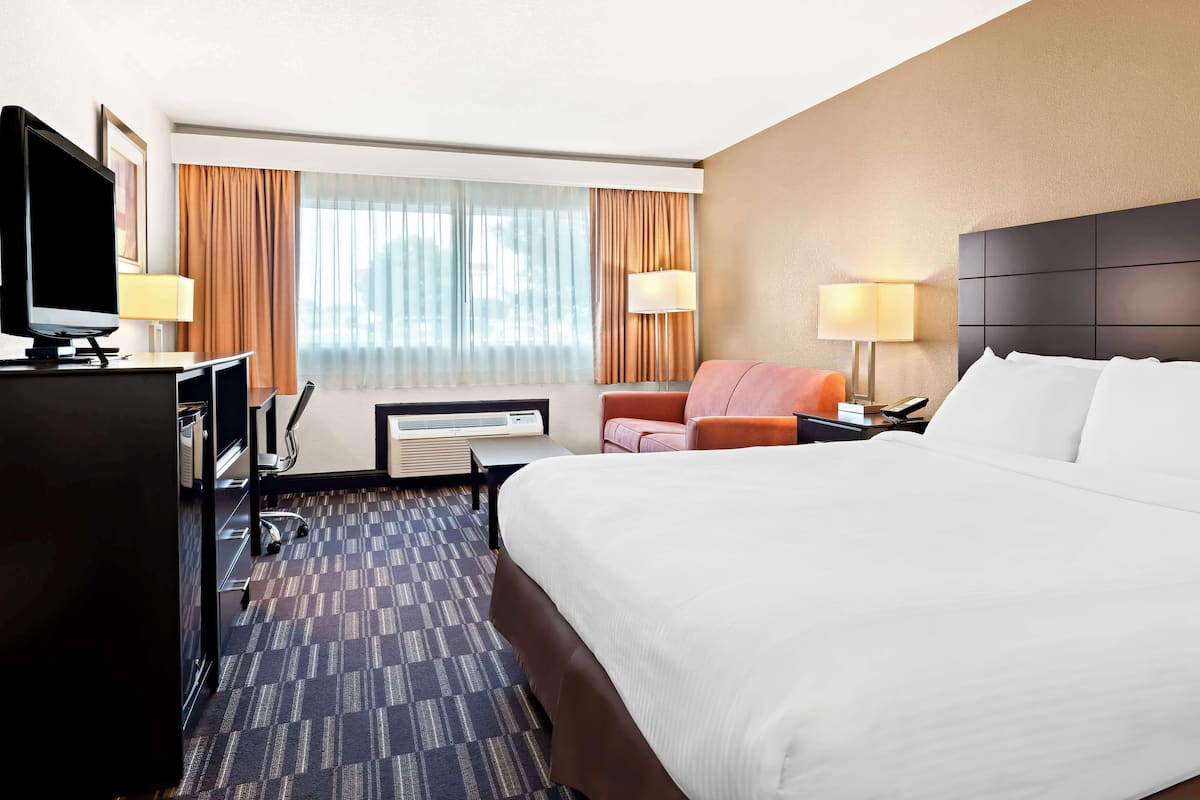 Standard Room, 1 King Bed, Non Smoking, Refrigerator & Microwave | 1 bedroom, premium bedding, desk, iron/ironing board