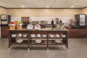 Café da manhã com buffet grátis todos os dias