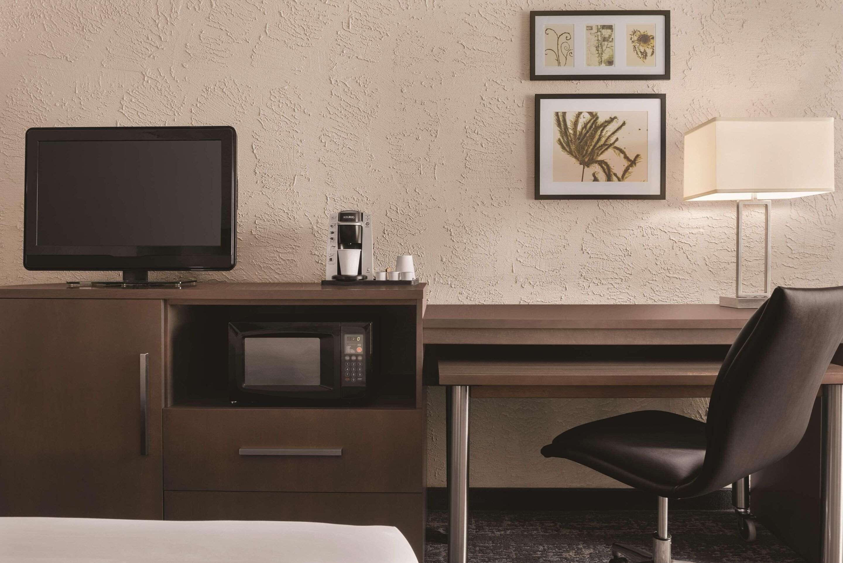 1 bedroom, desk, blackout curtains, soundproofing