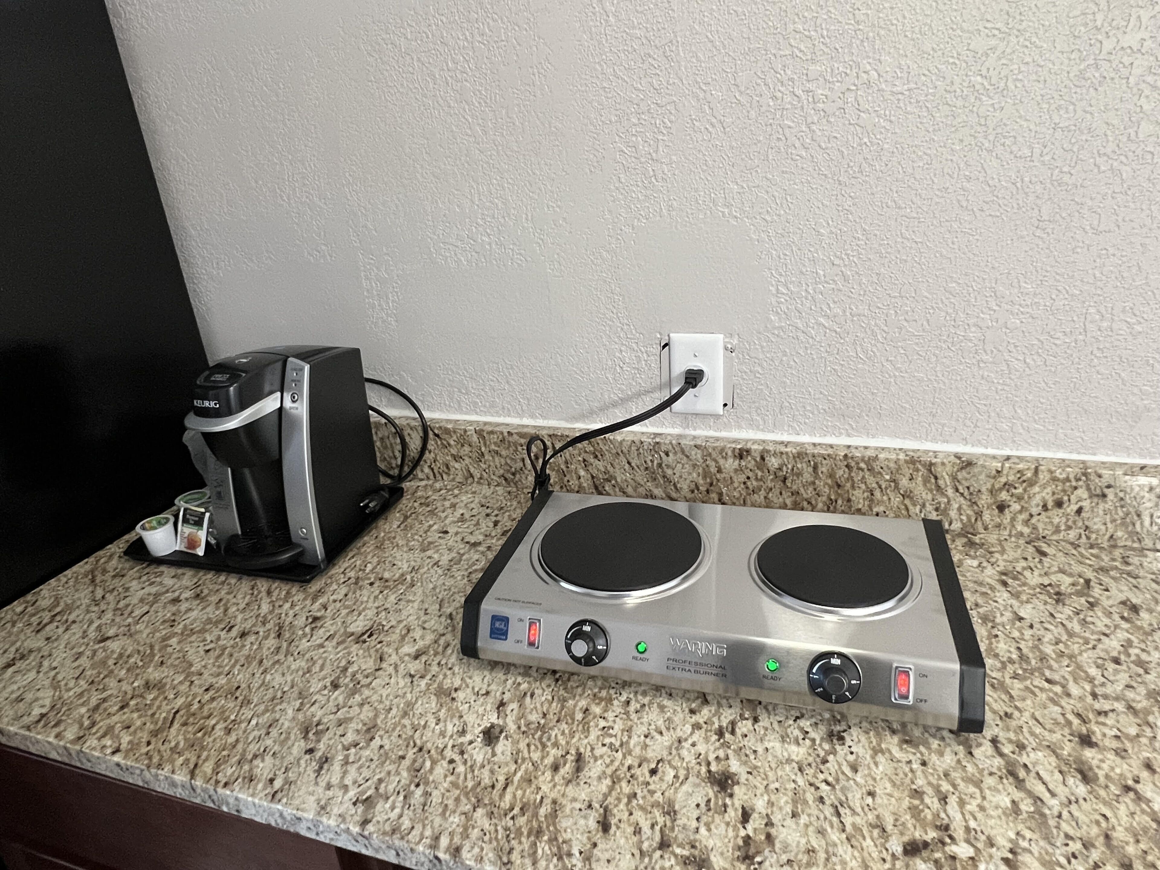 suite, 2 queen beds, non smoking | private kitchen | microwave, coffee/tea maker