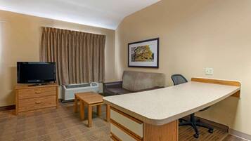 Estudio Deluxe, 1 cama Queen size, para no fumadores | Camas con pillow-top, escritorio y cortinas blackout