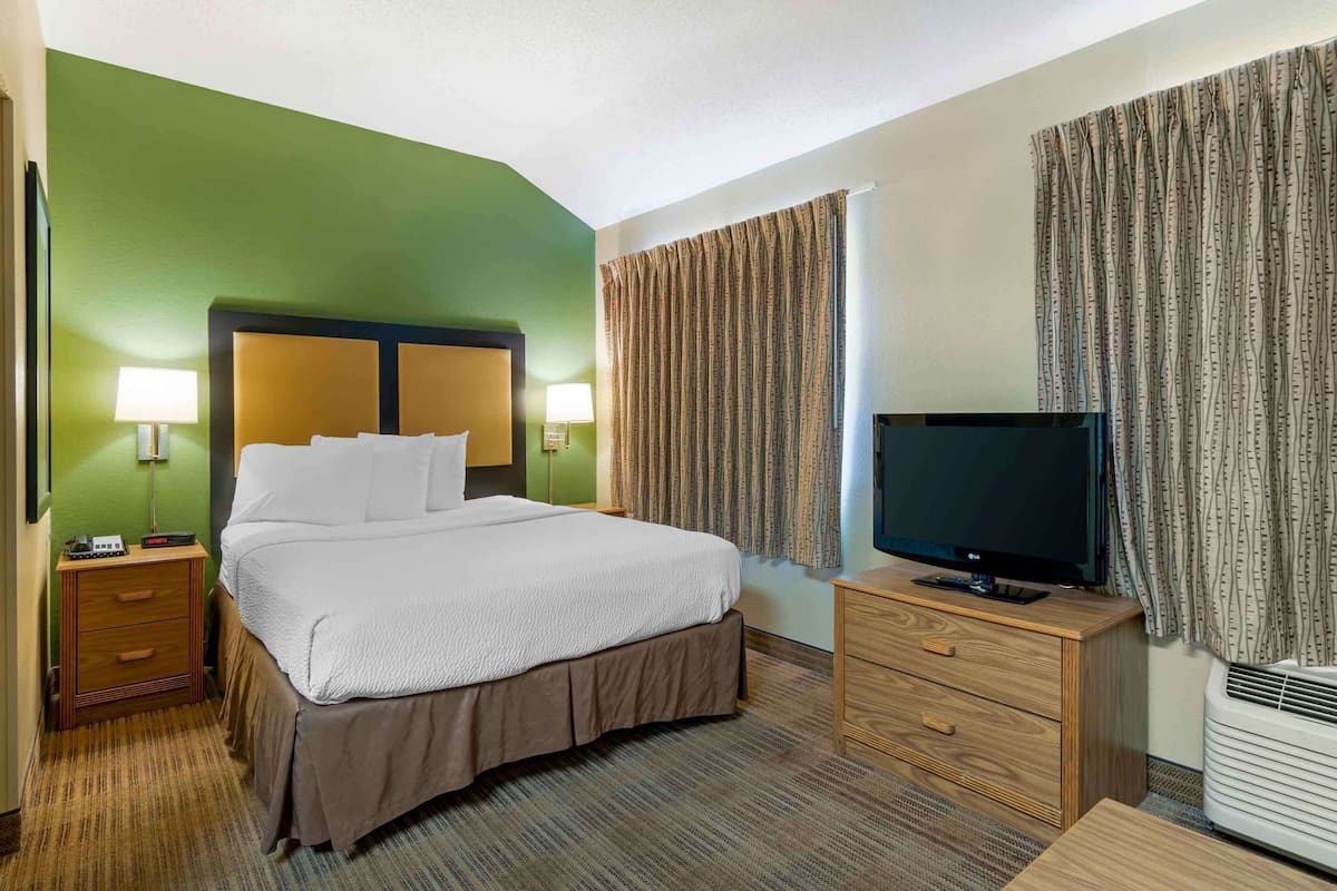Deluxe Studio, 1 Queen Bed, Non Smoking | 1 bedroom, pillowtop beds, desk, blackout drapes