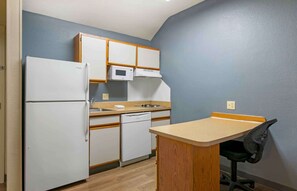 Refrigerador con freezer, microondas, placa de cocina, cafetera/tetera