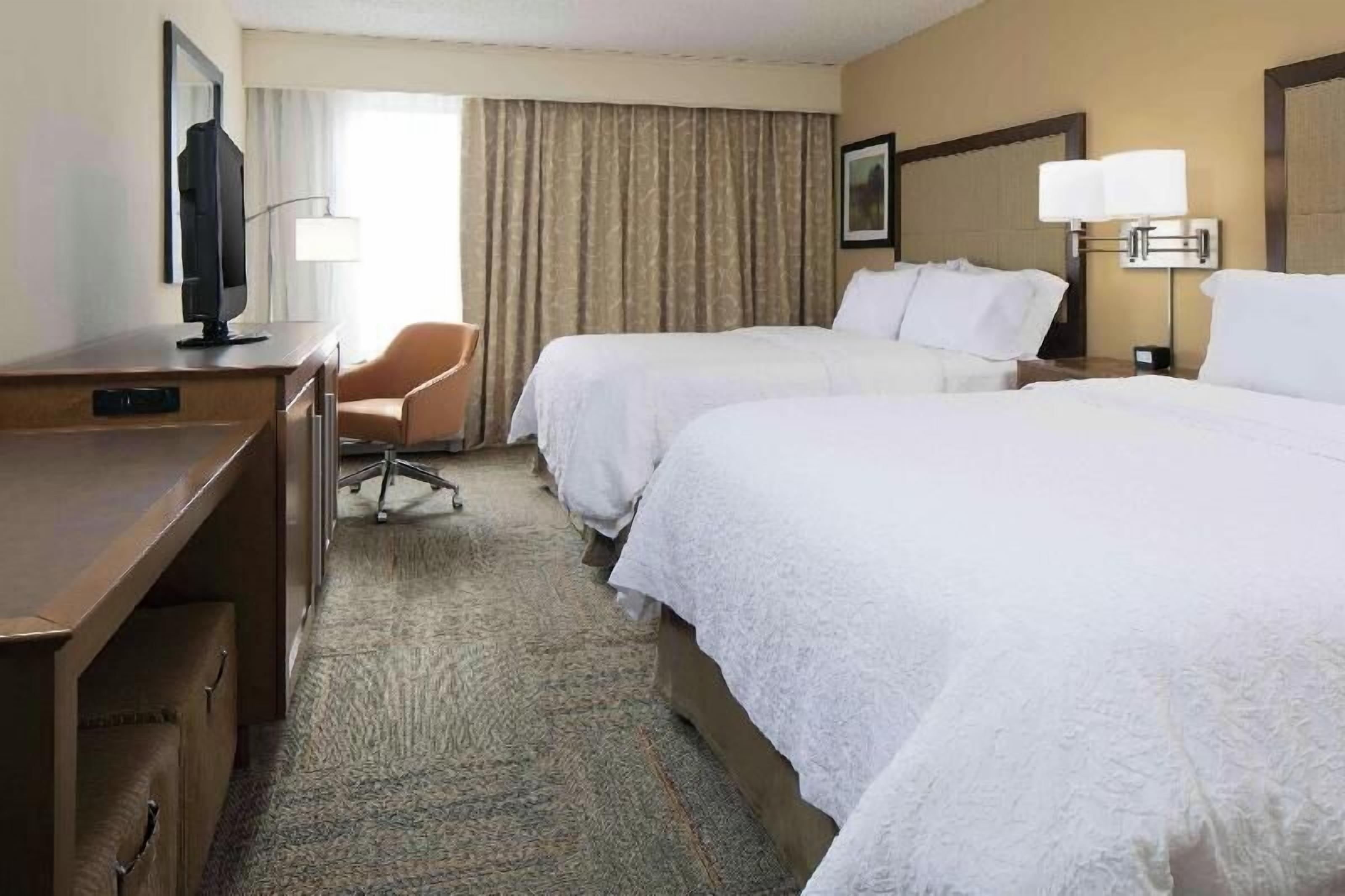 Een kluis op de kamer, een bureau, een laptopwerkplek