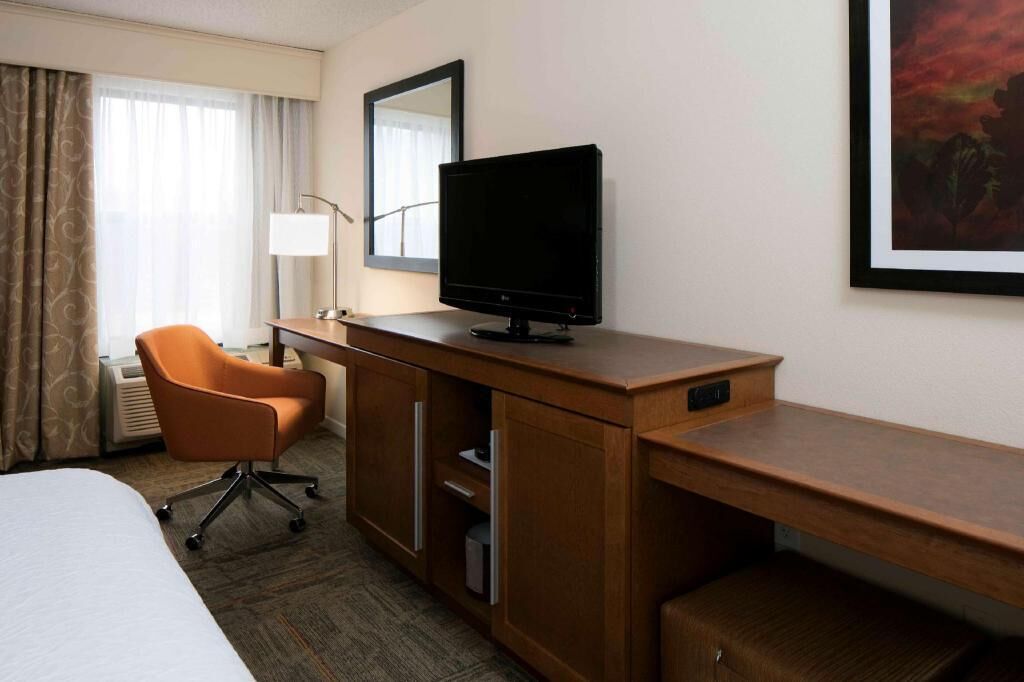 Een kluis op de kamer, een bureau, een laptopwerkplek