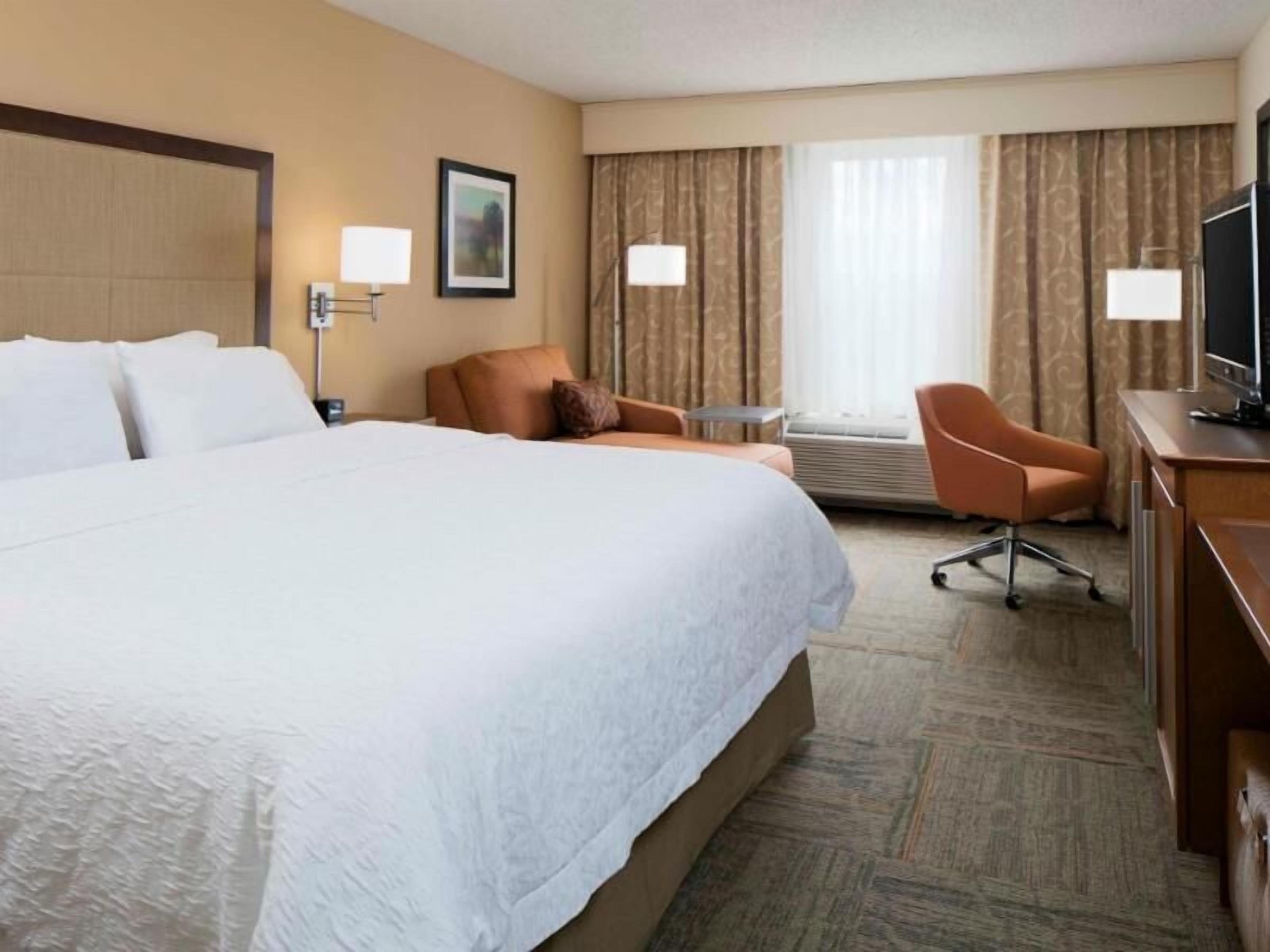 Een kluis op de kamer, een bureau, een laptopwerkplek